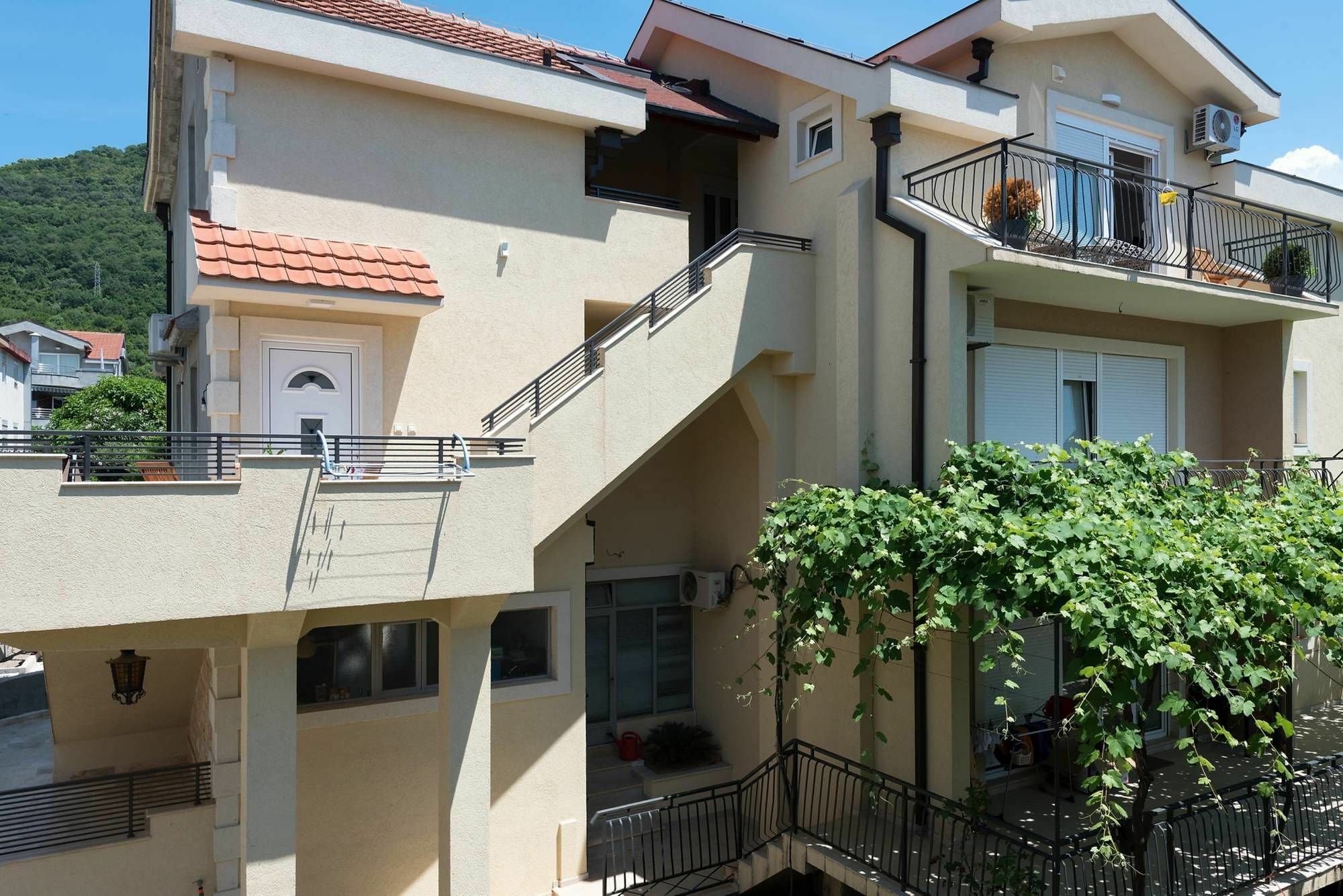 42° North Apartments 티바트 외부 사진